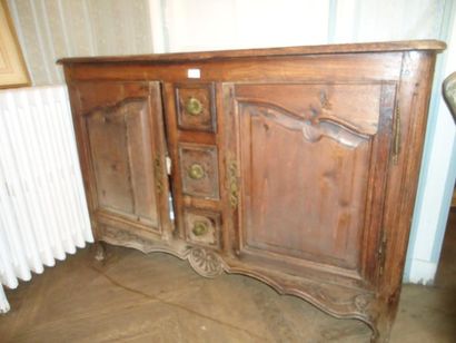 Petit buffet deux portes et trois tiroirs...