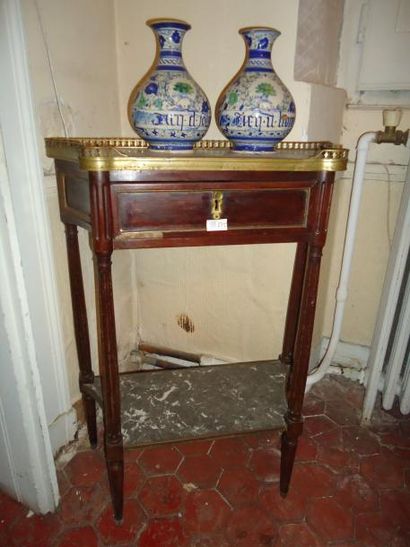 Console en acajou et placage d'acajou ouvrant...