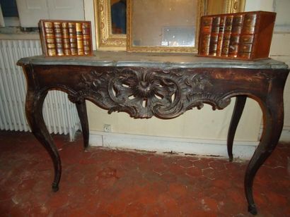 Console en bois sculpté mouluré à décor de...