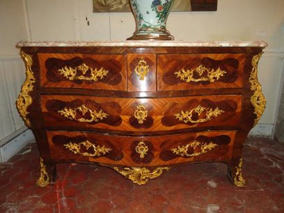 Commode tombeau en placage de bois de rose...