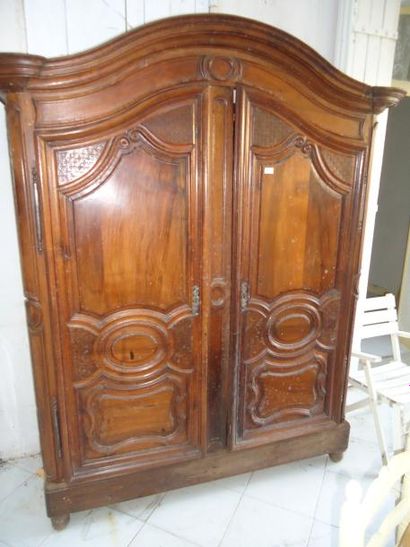 Armoire en noyer mouluré ouvrant à deux portes,...