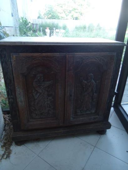 Buffet en bois sculpté ouvrant à deux portes...