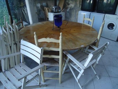 Table en bois, deux bancs et chaises pai...