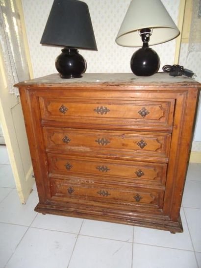 Une commode quatre tiroirs