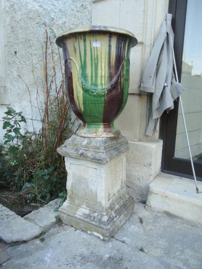 Une poterie en céramique vernicée avec son...