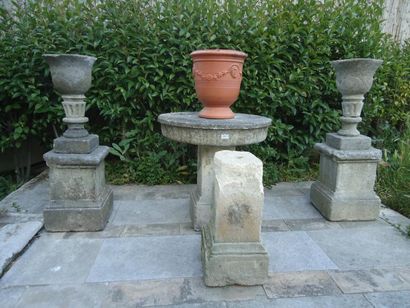 Quatres supports en pierre, un plateau circulaire...