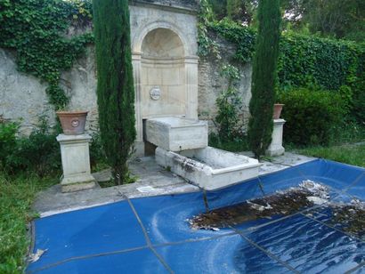 Paire de colonnes et deux potiches