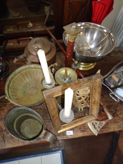 Lot de cuivres, bougeoirs, porte bougie hiboux,...