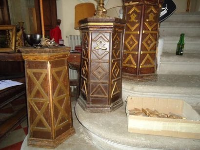 Trois colonnes basses à décor de losange...