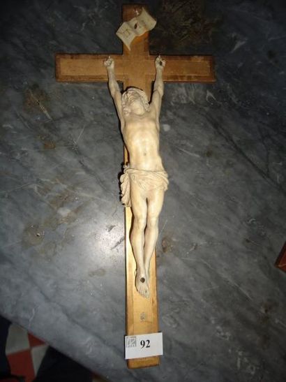 Christ en croix en ivoire