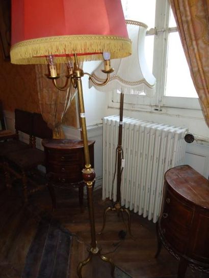 Deux lampadaires tripodes