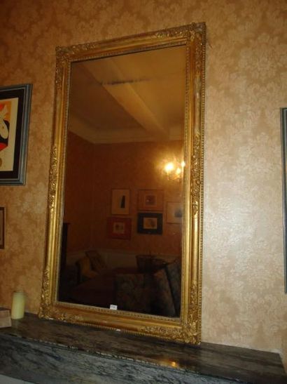 Miroir en bois et stuc doré à décor de rinceaux...