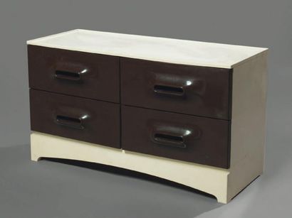 Travail français (XXe)
Commode en plastique...