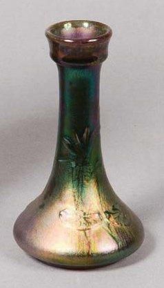 Soliflore en verre irisé à décor de nénuphars...