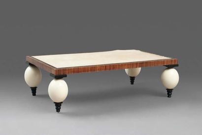TRAVAIL FRANCAIS (XXe)
Table basse en ébène...