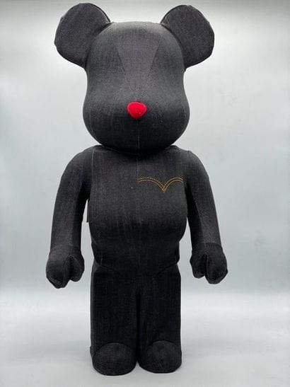 Be@rbrick 

Levi’s Blue 1000%, 2010



Figurine...