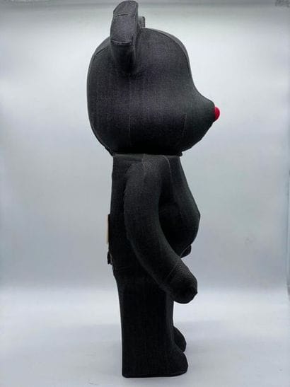 Be@rbrick 

Levi’s Blue 1000%, 2010



Figurine...