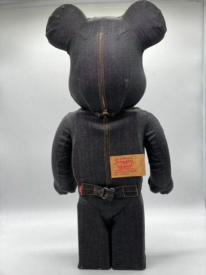 Be@rbrick 

Levi’s Blue 1000%, 2010



Figurine...