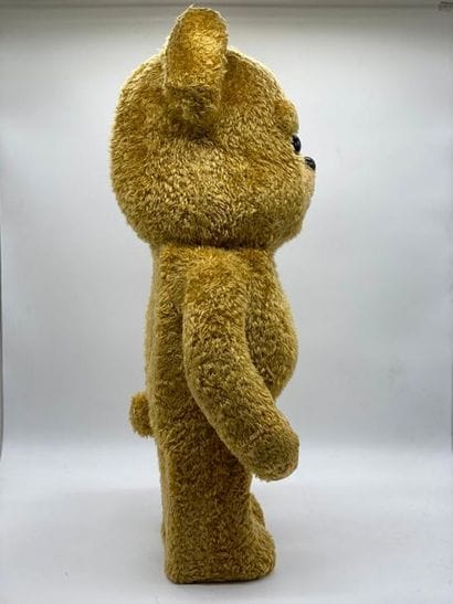 Be@rbrick 

TED 2 1000%, 2016 



Figurine...