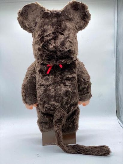 Be@rbrick 

Monchhichi 1000%, 2016 



Figurine...