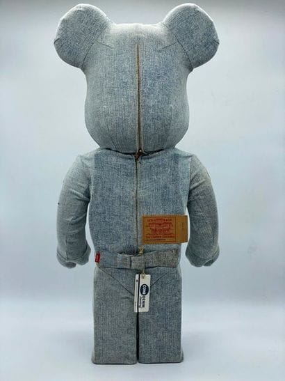 Be@rbrick 

Levi’s Washed 1000%, 2015



Figurine...