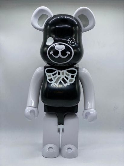 Be@rbrick 

FREEMASONRY 1000%, 2017 



Figurine...