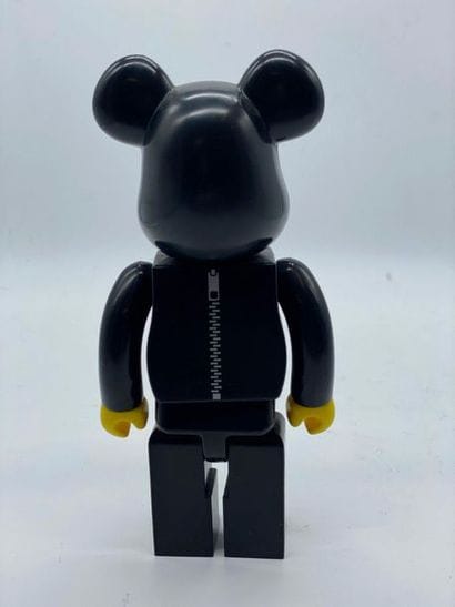 Be@rbrick 

D-Mo (Black) 400%, 2005



Figurine...
