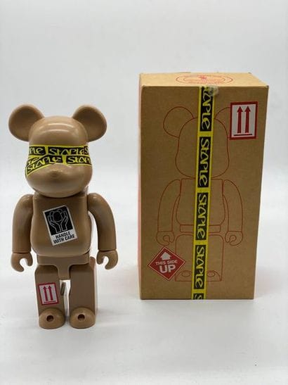 Be@rbrick 

Staple Jeff 400%, 2010 



Figurine...