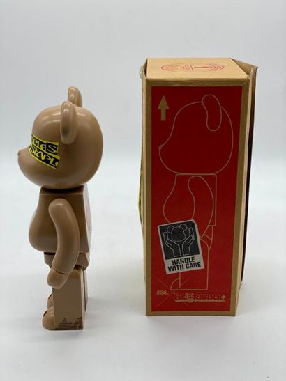 Be@rbrick 

Staple Jeff 400%, 2010 



Figurine...