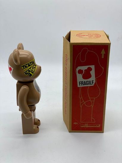 Be@rbrick 

Staple Jeff 400%, 2010 



Figurine...