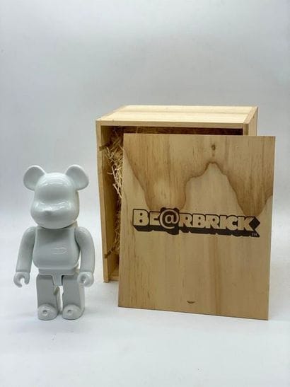 Be@rbrick 

K.Olin Tribu Porcelain 400%,...