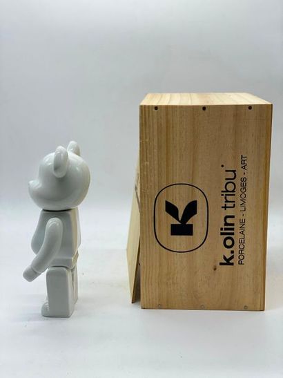 Be@rbrick 

K.Olin Tribu Porcelain 400%,...