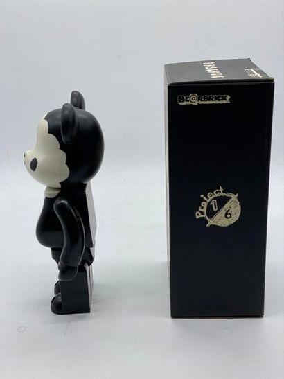 Be@rbrick 

BoaBear 400%, 2009



Figurine...