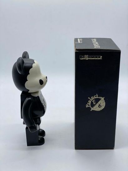 Be@rbrick 

BoaBear 400%, 2009



Figurine...