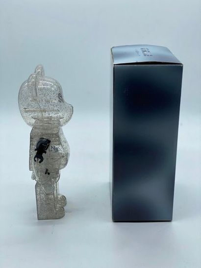 Be@rbrick 

Unkle (Clear) 400%, 2010



Figurine...