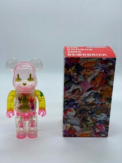 Be@rbrick 

Kim Songhe 400%, 2008



Figurine...