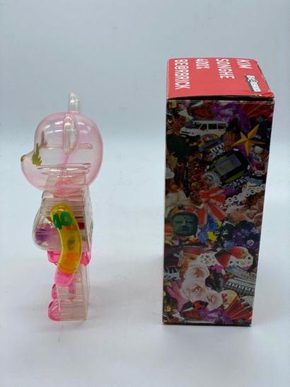 Be@rbrick 

Kim Songhe 400%, 2008



Figurine...