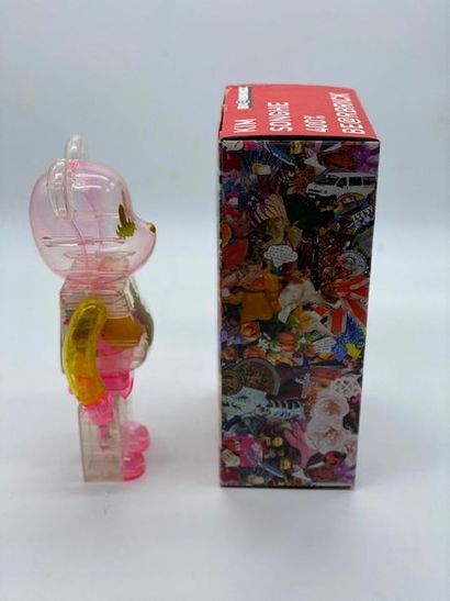 Be@rbrick 

Kim Songhe 400%, 2008



Figurine...