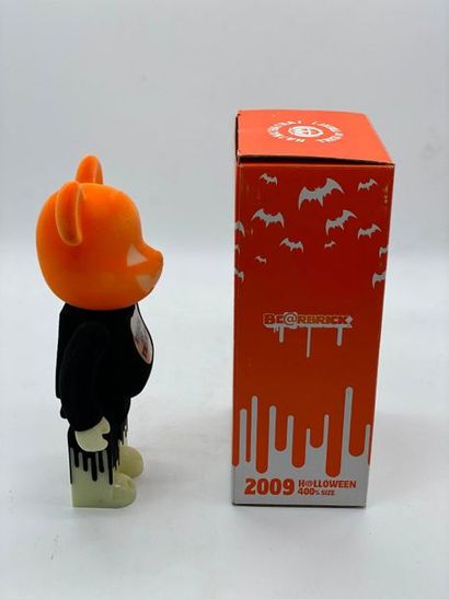 Be@rbrick 

H@lloween 400%, 2009



Figurine...