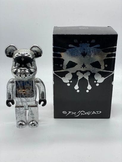 Be@rbrick 

Pushead Silver 400%, 2005 



Figurine...