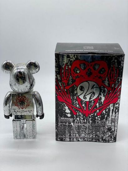 Be@rbrick 

Pushead Silver 400%, 2005 



Figurine...