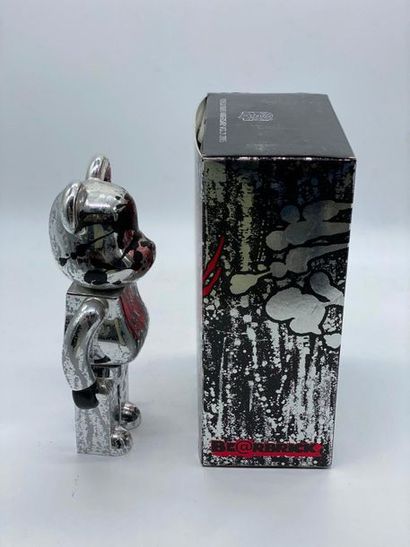 Be@rbrick 

Pushead Silver 400%, 2005 



Figurine...