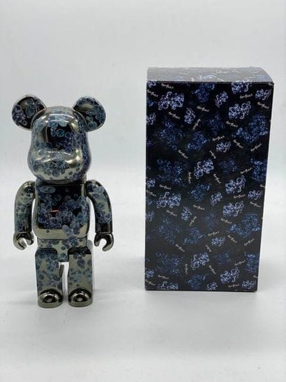 Be@rbrick 

Matt Black 400%, 2009 



Figurine...