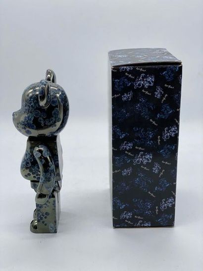 Be@rbrick 

Matt Black 400%, 2009 



Figurine...