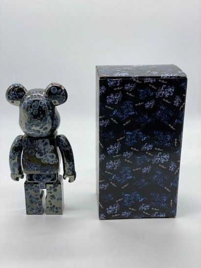 Be@rbrick 

Matt Black 400%, 2009 



Figurine...