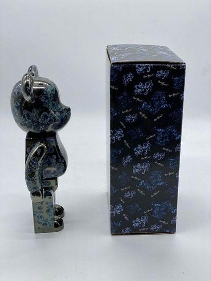 Be@rbrick 

Matt Black 400%, 2009 



Figurine...