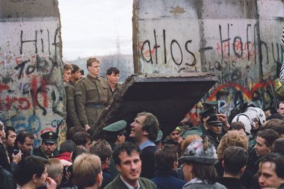 AFP - Gérard MALIE

East German border guards...