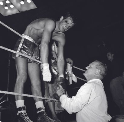 AFP

Jean-Paul Belmondo during a boxing match...