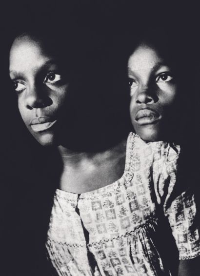 AFP - Jean MANZON

Two children look at dancers...