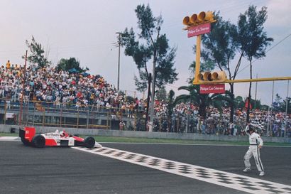 AFP - Rodolfo DEL PERCIO

Alain Prost crosses...